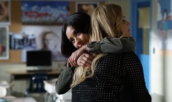 Pretty Little Liars: discussões e abraços nas fotos e cena do episódio 7x14