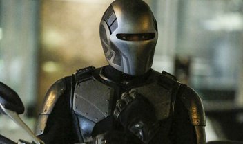 Supergirl: Guardião defende as ruas em cena do episódio 2x20