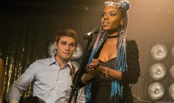 Riverdale: Archie canta com Josie e as Gatinhas em cena e fotos da 1ª season finale