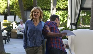 Modern Family: sedução e tempo para si em cenas do episódio 8x21