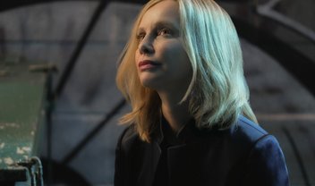 Supergirl: Cat Grant encontra escritório bagunçado em cena do episódio 2x21