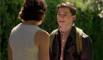 Once Upon a Time: cena da 7ª season premiere traz viagem de Henry e encontro com Cinderela