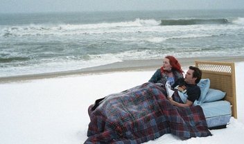 Já imaginou assistir a Brilho Eterno em uma cama na mesma praia do filme?