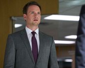 Suits: brincando com fogo no trailer e fotos do episódio 7x08, o 100º da série