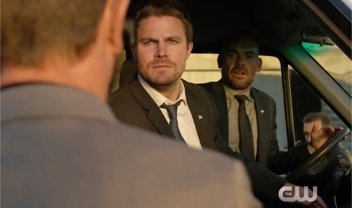 Arrow: prefeito Oliver sofre um ataque em cena do episódio 6x02