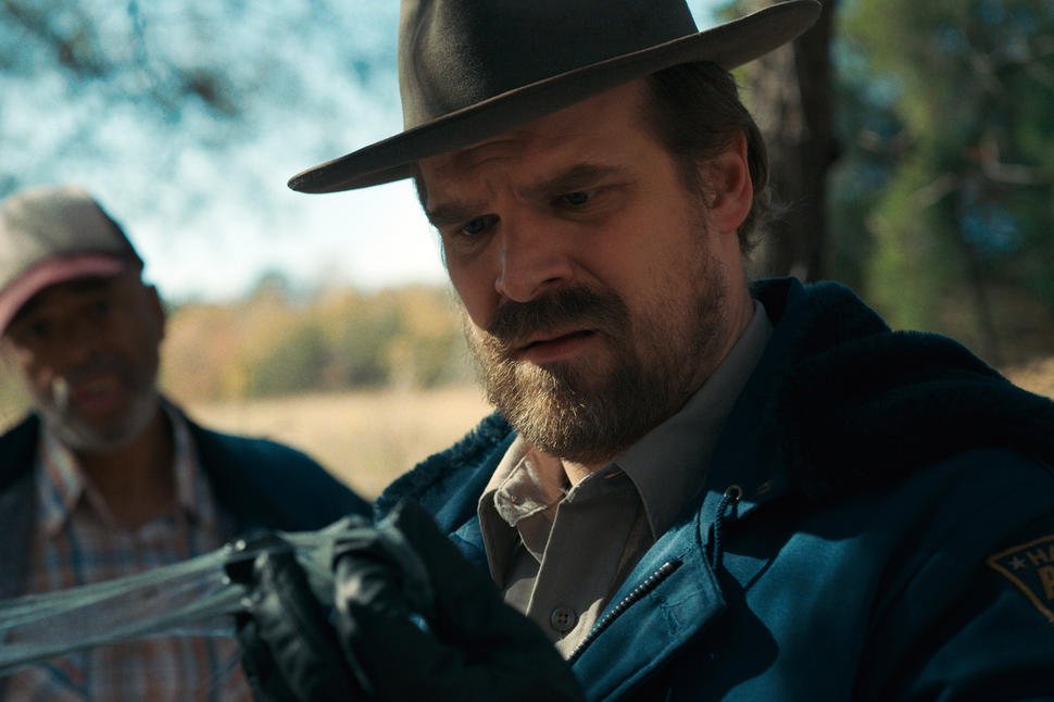 Passado do Xerife Hopper será importante na 2º temporada de Stranger Things  | Minha Série