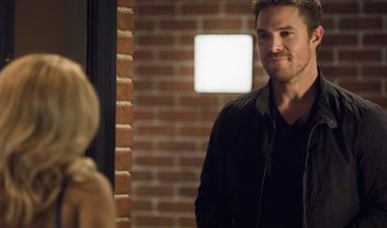 Arrow: Oliver pede ajuda de Felicity com William em cena do episódio 6x03