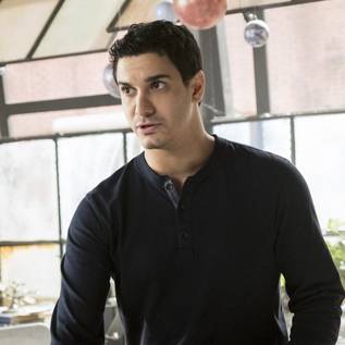 Imagem de Scorpion: conhecendo a vizinha no trailer e cenas do episódio 4x07