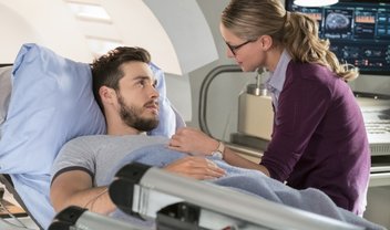 Supergirl: Mon-El retorna no trailer, cenas e fotos do episódio 3x07