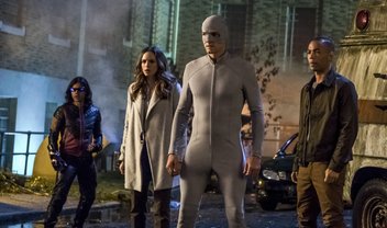 The Flash: Barry e Caitlin em perigo nas cenas do episódio 4x09, o último do ano