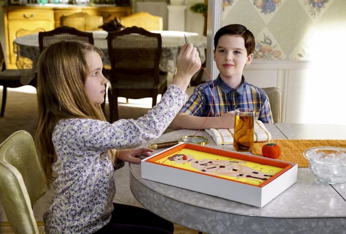 Imagem de Young Sheldon: crianças sozinhas em casa no trailer e cenas do 14º episódio