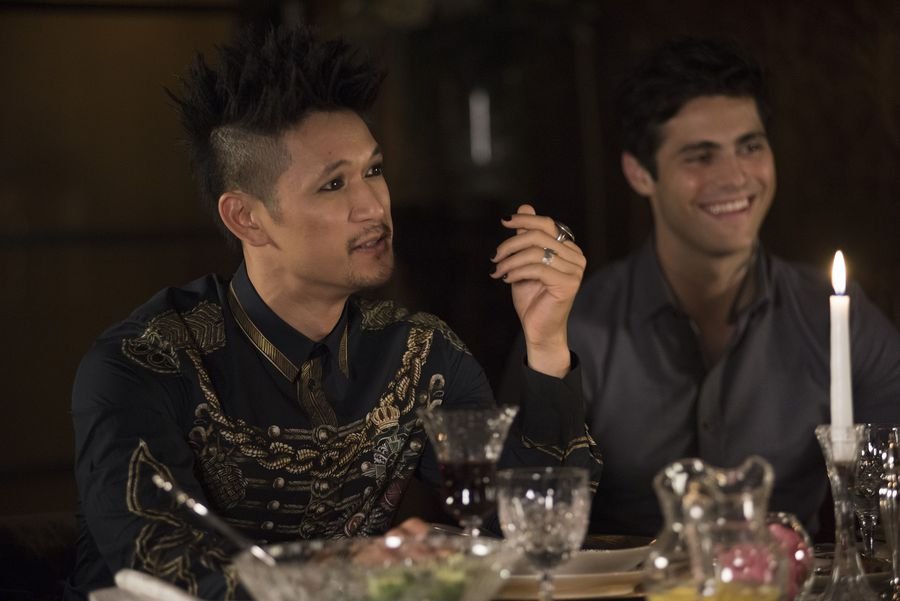 Imagem de Shadowhunters: Magnus recebe os Lightwood para um jantar nas novas fotos do episódio 3x03