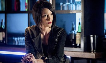 Arrow: Laurel e Diaz tentam recrutar a máfia para seu lado em nova cena do episódio 6x19