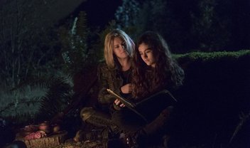 The 100: veja como Clarke e os habitantes da nave estão vivendo em cenas do episódio 5x01