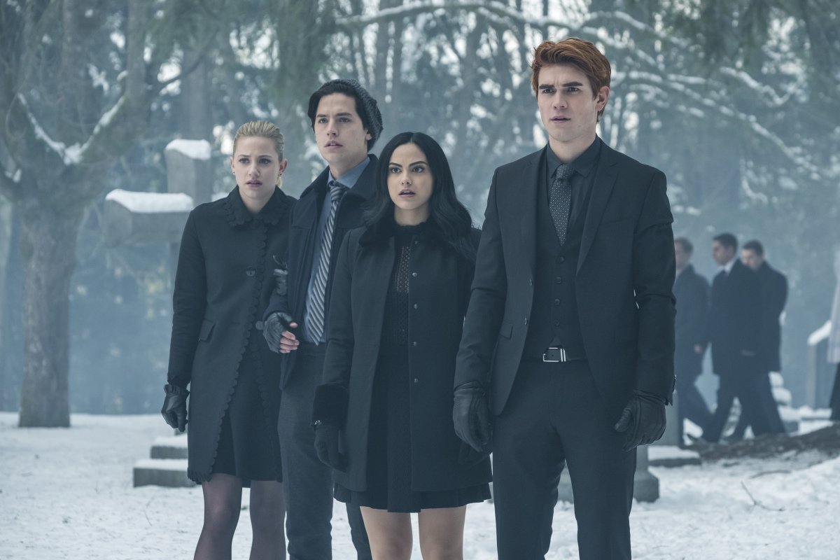 Imagem de Riverdale: tristeza, velório e acusações nas novas fotos e cena do episódio 2x19