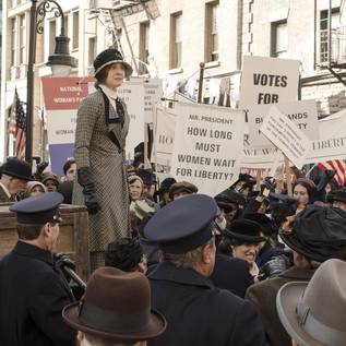 Imagem de Timeless: Mrs. Sherlock Holmes e voto feminino no trailer e cenas do episódio 2x07