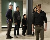 MacGyver tem que trabalhar com seu pai nas cenas da season finale da 2ª temporada.