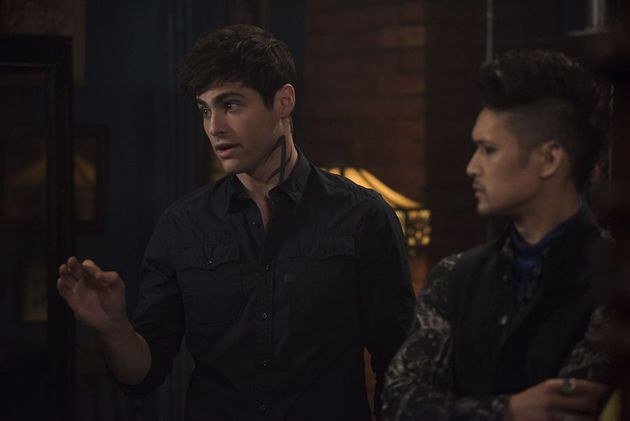 Imagem de Shadowhunters: Magnus teme pela vida de Alec em cena do episódio 3x08