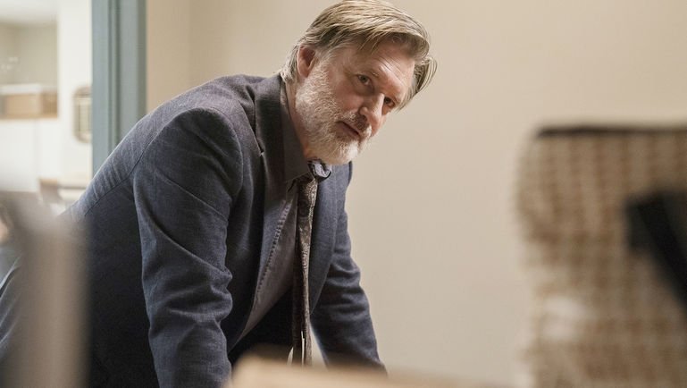 Imagem de Detetive Ambrose está de volta no trailer da 2ª temporada de The Sinner