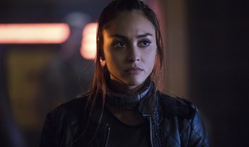 The 100: Raven descobre mais sobre a nave-prisão em cena inédita do episódio 5x07