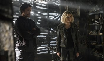 The 100: papéis de heróis e vilões se invertem com assassinato e traição no episódio 5x08