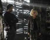 The 100: Bellamy e Clarke decidem continuar juntos em cena inédita do episódio 5x09