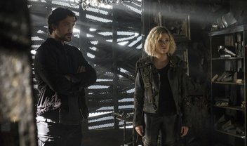 The 100: Bellamy e Clarke decidem continuar juntos em cena inédita do episódio 5x09