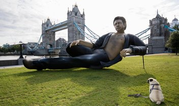 Estátua gigante de Jeff Goldblum em Londres atrai fãs e curiosos