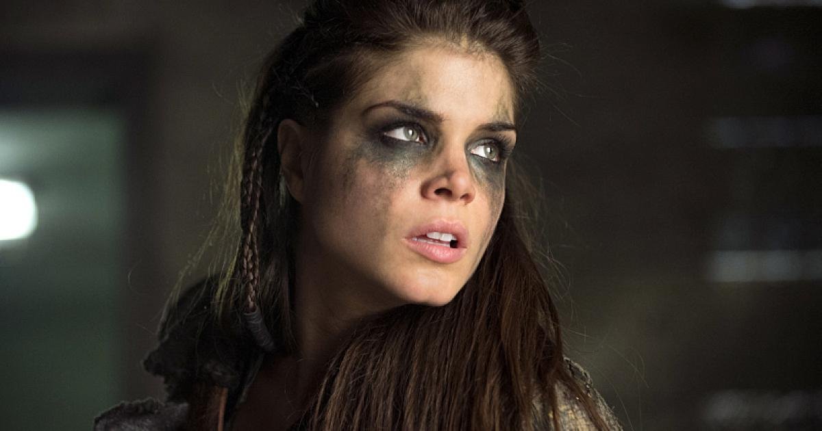 Imagem de The 100: Octavia e Bellamy marcham em direção ao Vale em cena do episódio 5x11