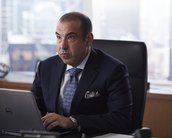 Suits: Louis sofre um ataque violento no trailer do episódio 8x04