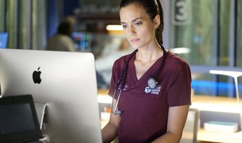 Chicago Med: médicos lidam com trabalho e relações nas fotos do episódio 4x01