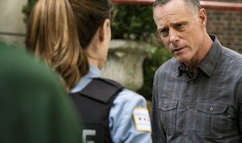 Chicago PD: Burgess fica entre Voight e Brennan em cenas do episódio 6x04