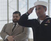 Hawaii Five-0: McGarrett e Danny descobrem um cadáver em cena do episódio 9x04