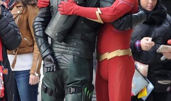 Crossover do Arrowverso: Arqueiro e Flash se abraçam em novo foto do set