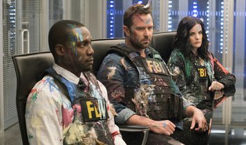 Blindspot: bomba e trem desenfreado no trailer e cenas do episódio 4x03