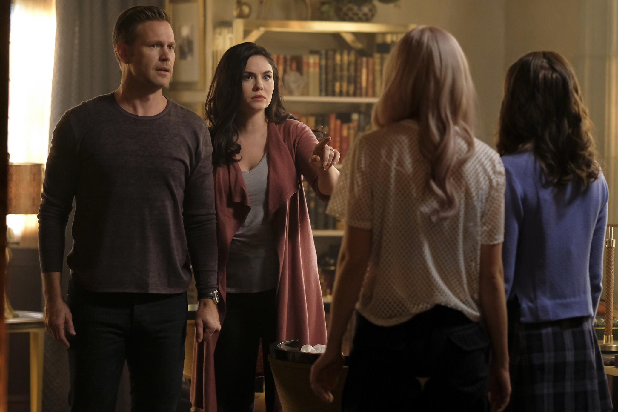 Jo, Caroline , Alaric e suas filhas