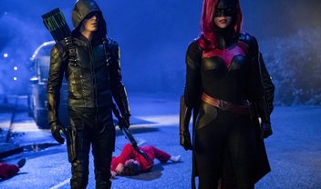 Elseworlds: heróis encontram Lois, Superman e Batwoman em cenas do crossover