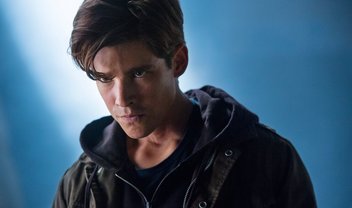 Titans: Dick contra Batman no trailer e fotos da 1ª season finale