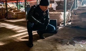 Chicago PD: Jay se torna o suspeito no trailer e fotos do episódio 6x12