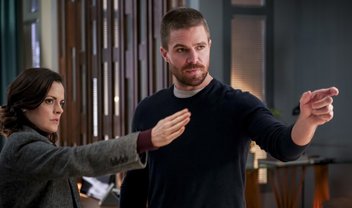 Arrow: caçador de heróis e filmagem de documentário nas fotos e trailer do episódio 7x12