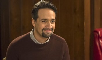 Brooklyn Nine-Nine: Lin-Manuel Miranda é irmão e rival de Amy em cenas do episódio 6x09