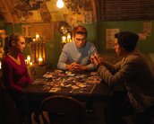 Riverdale desiste de ser coerente, mas ao menos volta a ser divertida no episódio 3x15