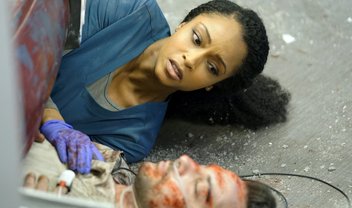 Chicago Med: carro invade a Emergência no trailer e fotos do episódio 4x17