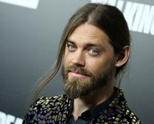 Tom Payne muda visual após anos como o Jesus de The Walking Dead