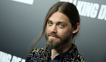 Tom Payne muda visual após anos como o Jesus de The Walking Dead