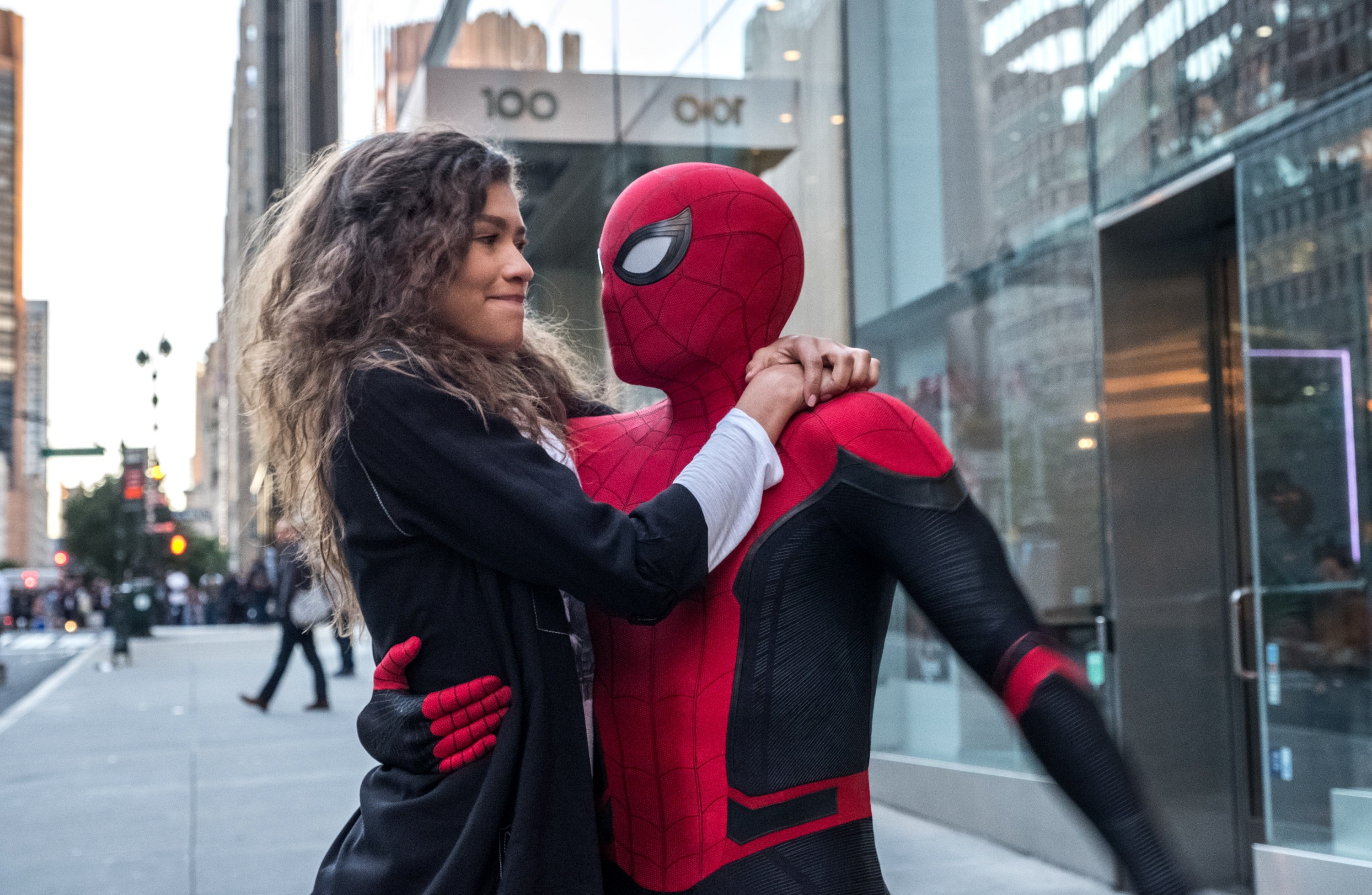 Homem-Aranha: Longe de Casa  Tom Holland divulga novos cartazes do filme