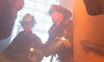 Chicago Fire: incêndio criminoso no episódio 7x22 (trailer e fotos)