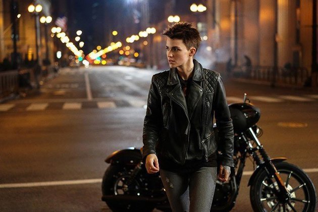 Imagem de Batwoman acelera moto em nova prévia da série da CW