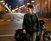 Batwoman acelera moto em nova prévia da série da CW