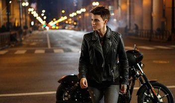 Batwoman acelera moto em nova prévia da série da CW